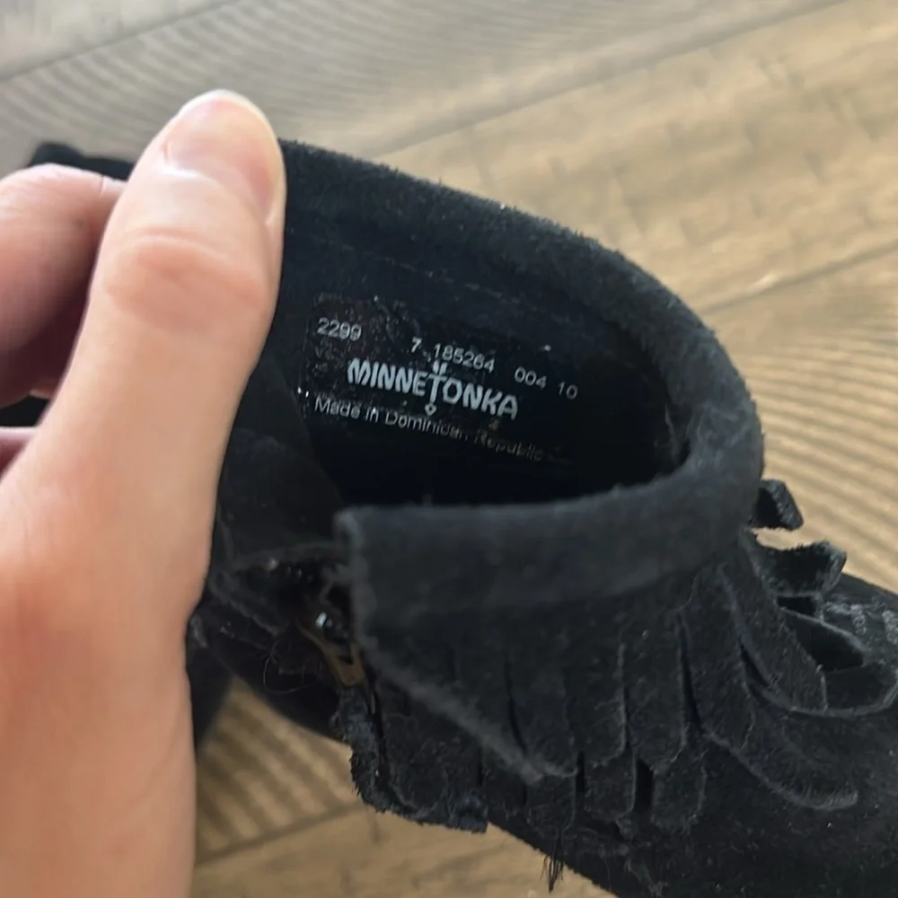 MINNETONKA CHILD SIZE 7 TODDLER BLACK BOOTS